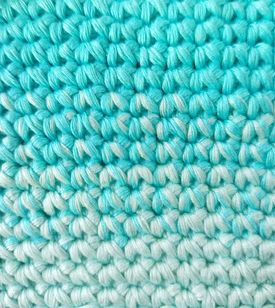 Gestrickter Stoff mit horizontalen blauen und weißen Streifen. Blauer Gradient. — Stockfoto