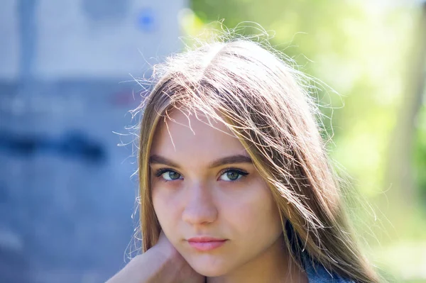 Jovem Bela Menina Europeia Anos Idade Com Cabelos Castanhos Longos — Fotografia de Stock