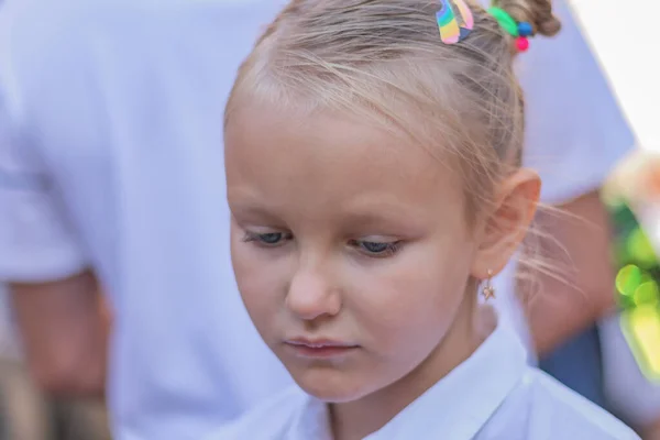 一个7岁的欧洲金发小女孩的画像 她的眼睛忧郁而不快乐 — 图库照片