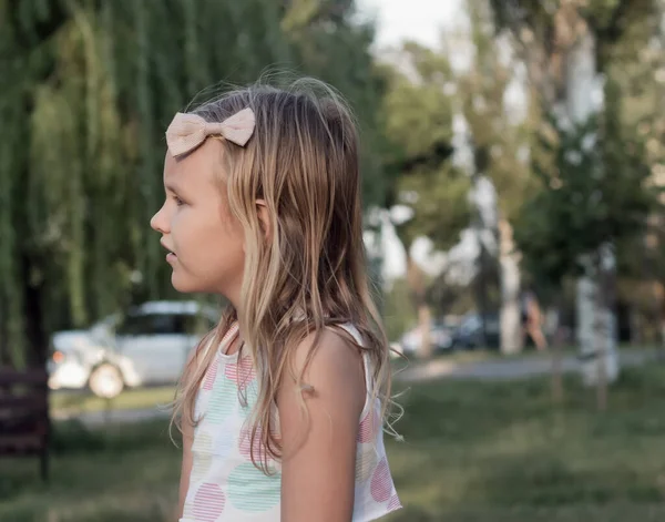 Portret Profiel Meisjes Jaar Oud Blondjes Tegen Achtergrond Van Een — Stockfoto