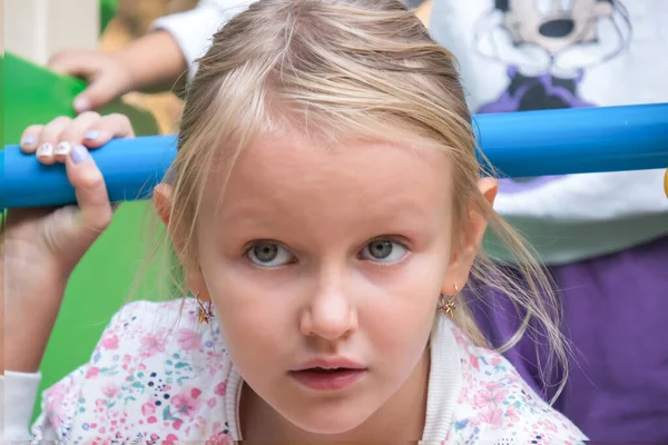 Портрет Маленькая Красивая Девочка Лет Светлыми Волосами Голубыми Пронзительными Глазами — стоковое фото