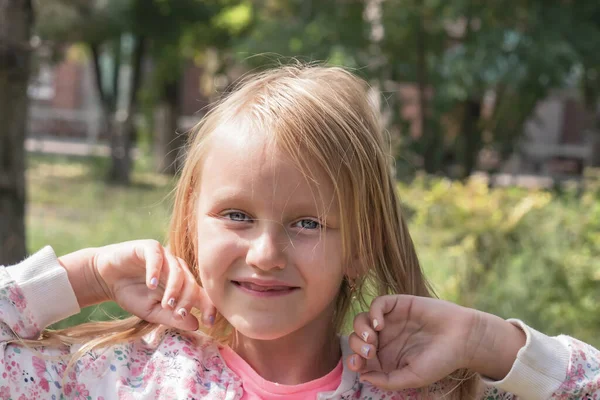 Roztomilý Dívka Blondýna Let Parku Přírodě Vesele Zasměje — Stock fotografie