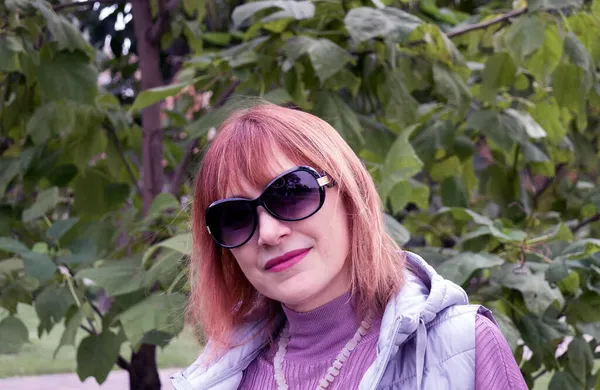 Retrato Uma Encantadora Mulher Européia Meia Idade Anos Cabelos Vermelhos — Fotografia de Stock