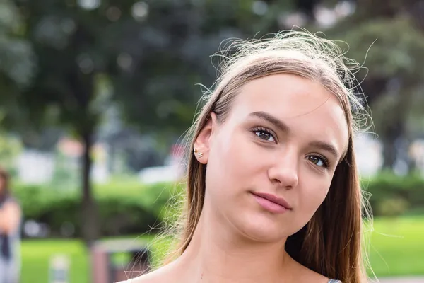 Νεαρό Όμορφο Ευρωπαϊκό Κορίτσι Μακριά Καστανά Μαλλιά Μεγάλα Καστανά Μάτια — Φωτογραφία Αρχείου