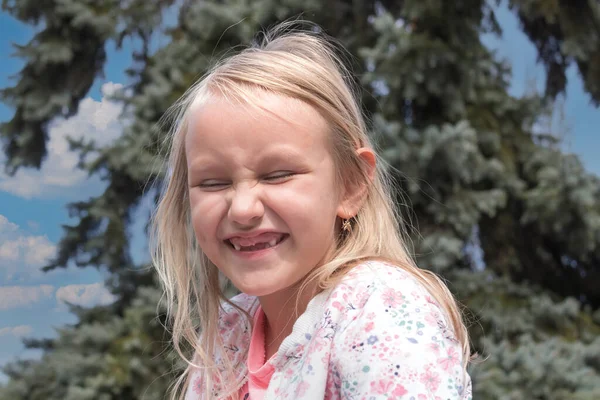 Engraçada Menina Alegre Loira Anos Sem Dentes Frente Abrindo Boca — Fotografia de Stock