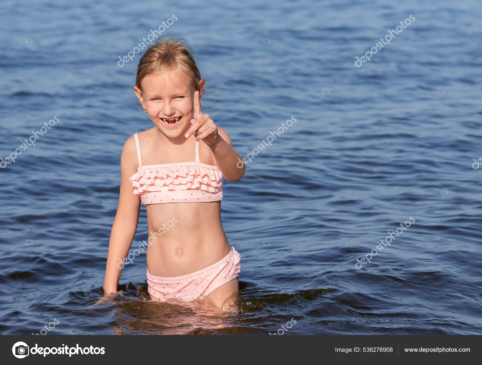 Retrato Da Menina Da Criança De 5 Anos Imagem de Stock - Imagem de