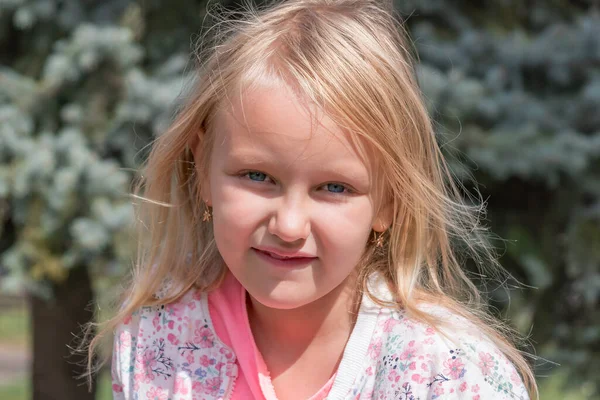 6歳から7歳の可愛いブロンドの女の子緑の公園で髪を毛で覆い — ストック写真