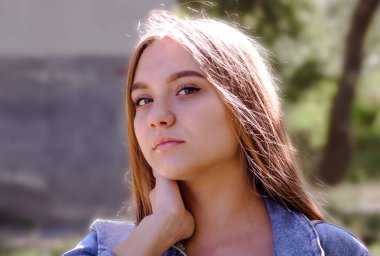 16 yaşında, uzun kahverengi saçlı, kahverengi gözlü, yakın plan portresi olan hoş bir genç kız.