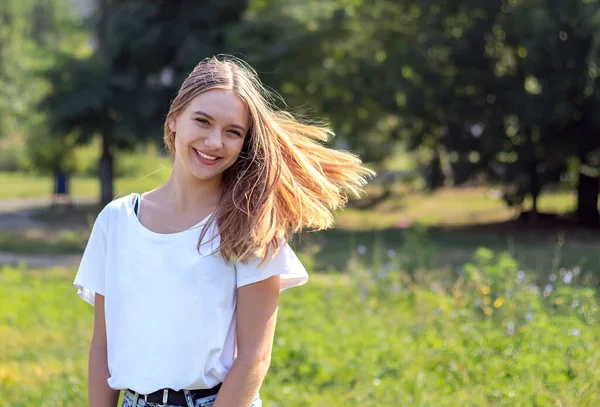 Mladá Radostná Krásná Dívka Věku Let Dlouhými Rozcuchanými Vlasy Bílém — Stock fotografie