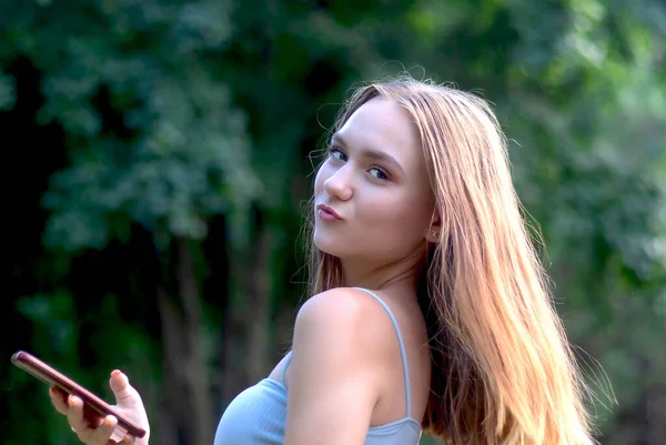 Bela Menina Encantadora Com Cabelos Longos Fica Contra Fundo Natureza — Fotografia de Stock