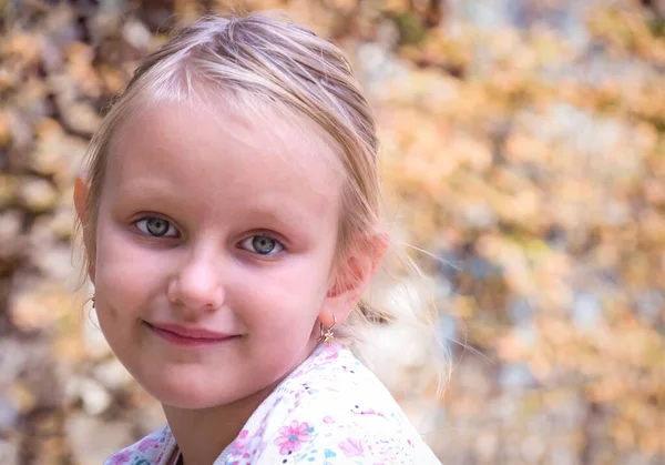 Pequena Menina Bonita Loira Anos Olhos Azuis Retrato Uma Criança — Fotografia de Stock