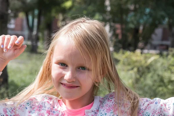 Mała Dziewczynka Blondynka Lat Uśmiechnięta Trzymająca Włosy — Zdjęcie stockowe