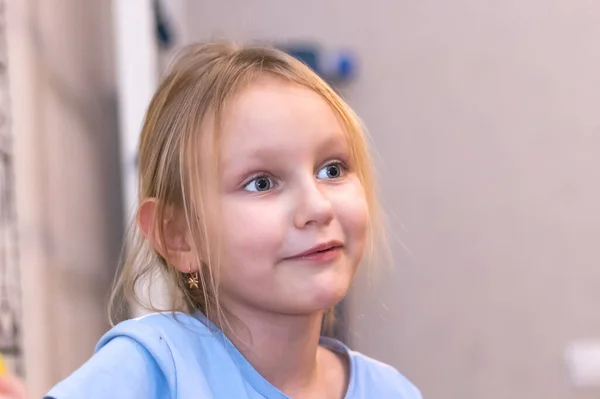 Niña Rubia Años Con Ojos Azules —  Fotos de Stock