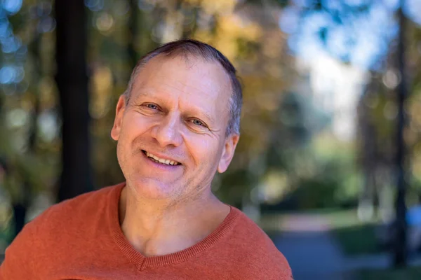 Portret Van Een Lachende Knappe Man Van Middelbare Leeftijd Het — Stockfoto