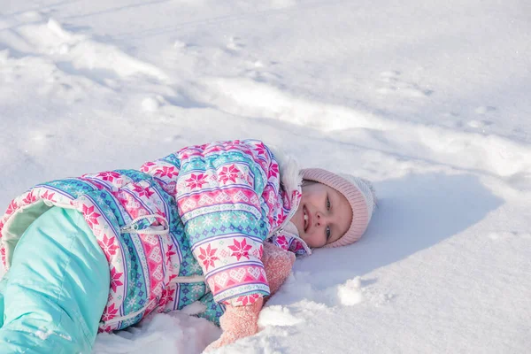 Klein Vrolijk Meisje Jaar Oud Spelen Een Winter Besneeuwd Park — Stockfoto