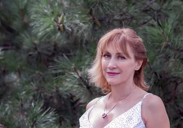 Retrato Uma Mulher Loira Meia Idade Contra Fundo Parque Verde — Fotografia de Stock