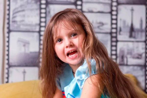 Portret Małej Szczęśliwej Pięknej Dziewczyny Wieku Lat Długimi Brązowymi Włosami — Zdjęcie stockowe