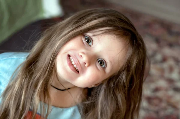 一个漂亮的 快乐的 4岁的黑发小女孩的特写 — 图库照片