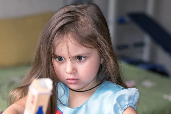 Retrato Uma Menina Bonita Anos Com Olhos Grandes Cabelos Castanhos — Fotografia de Stock