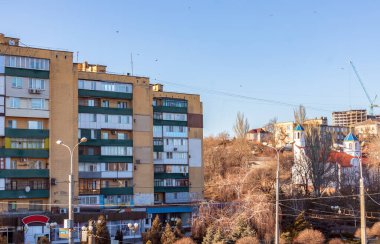 Mariupol şehri, Ukrayna, Donbass, şehir manzarası, çok katlı binaların olduğu bir yerleşim yeri manzarası.