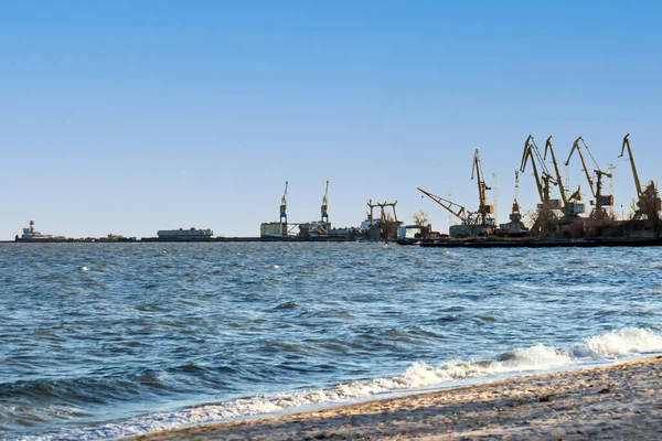 マリウポリ市ウクライナドンバス海貿易港を見下ろす海の風景 ロイヤリティフリーのストック写真