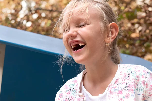 女の子ブロンド6 7歳ミルクの歯のない彼女の歯のない口を開けると — ストック写真