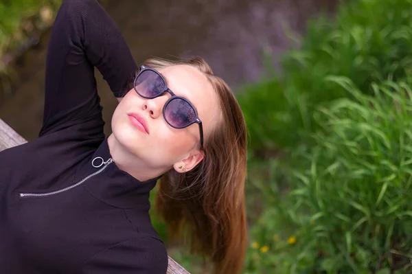 Jovem Menina Bonita Anos Encontra Uma Ponte Madeira Contra Fundo — Fotografia de Stock