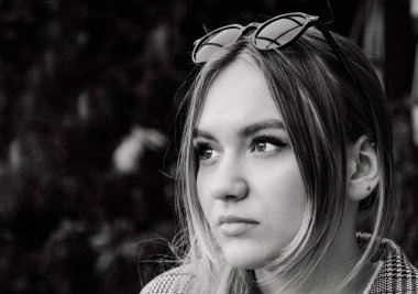 Siyah beyaz fotoğraf, genç ve güzel bir Ukraynalı kızın portresi.