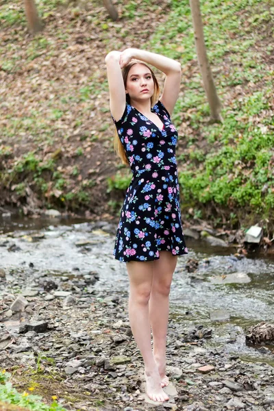 Młoda Piękna Europejka Lat Krótkiej Letniej Sukience Stoi Boso Nad — Zdjęcie stockowe