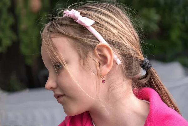 Portret Profilu Dziewczyny Lat Blondynka Różowej Bluzce Kolczykami — Zdjęcie stockowe