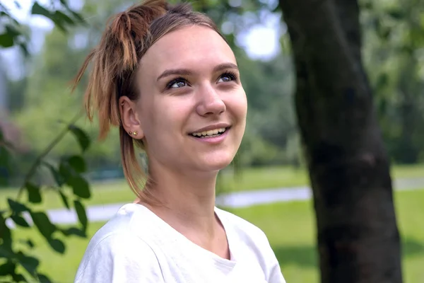 Retrato Uma Jovem Bonita Européia Sorrindo Menina Anos Olhando Para — Fotografia de Stock