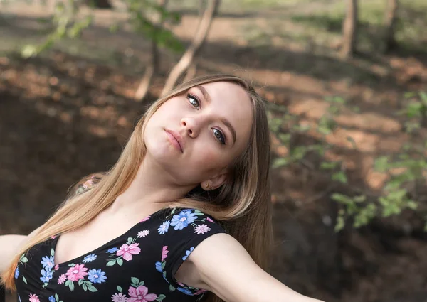 Jovem Menina Bonita Com Cabelos Longos Senta Banco Parque Com — Fotografia de Stock