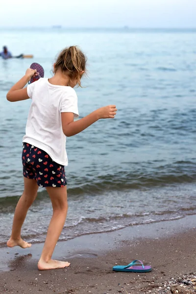 Summer Holidays Seashore Little Girl Stands Water Having Fun Playing — Stock Photo, Image