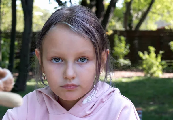 Retrato Uma Menina Bonito Anos Com Grandes Olhos Azuis Parque — Fotografia de Stock