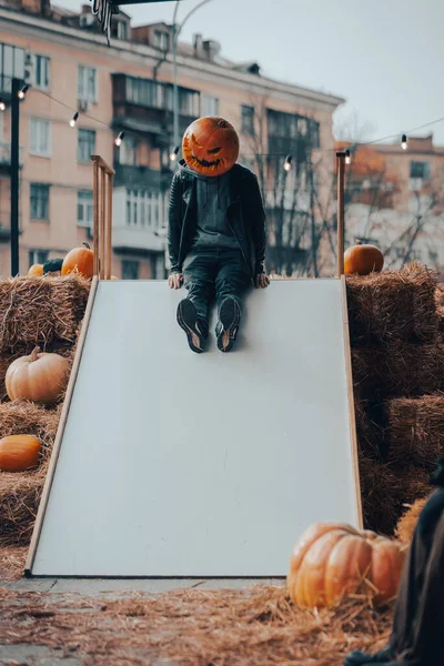 Killen med pumpa huvud poserar för kameran — Stockfoto