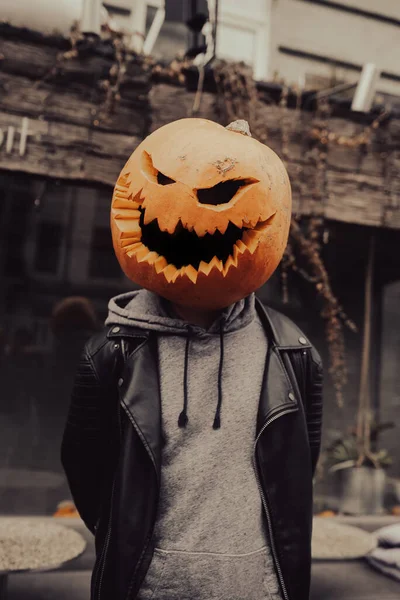 Guy with a pumpkin head poses for the camera — Stock Photo, Image