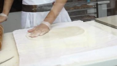 Bir adam satılık elmalı turta hazırlar. Mangırı hazırlar.