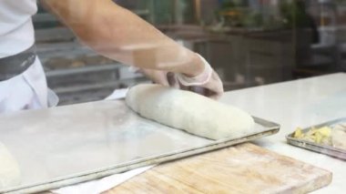 Bir adam satılık elmalı turta hazırlar. Turtayı yuvarla.