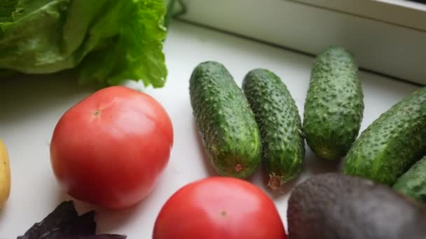 Verduras frescas y saludables para una dieta saludable. Concepto de comida saludable — Vídeo de stock