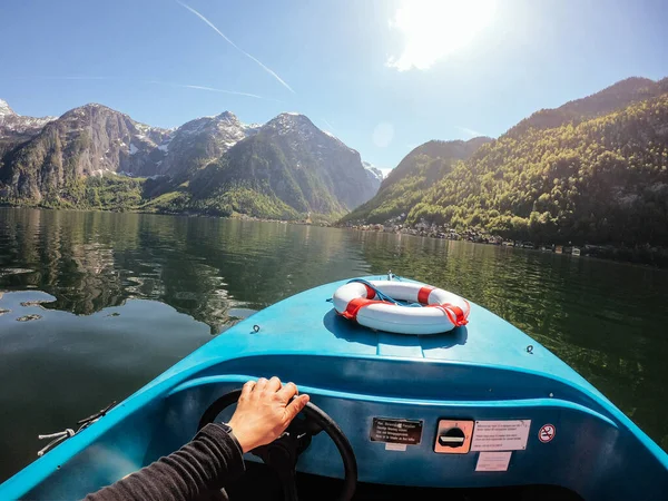 Adam dağ gölündeki bir tekneyi kontrol ediyor. — Stok fotoğraf