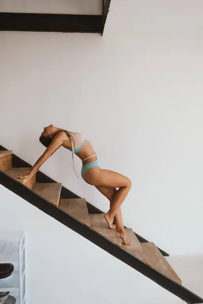 Σέξι κοπέλα που ποζάρει στα σκαλιά με τα εσώρουχα. — Φωτογραφία Αρχείου