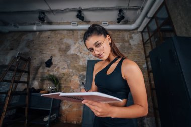 Genç kadınlar dizüstü bilgisayara bir şeyler yazıyorlar..