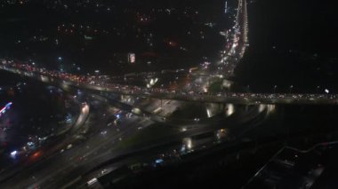 Gece karayolu kavşağının havadan görünüşü, zaman kavramı.
