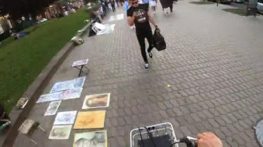 Kiev, Ukrayna - 21 Mayıs 2021: Birinci şahıs görüşü. Kiev 'de bisiklete binen adam