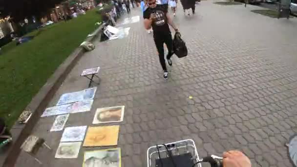 कीव, युक्रेन 21 मे 2021: प्रथम व्यक्ती दृश्य. माणूस कीव मध्ये एक सायकल पकडला — स्टॉक व्हिडिओ
