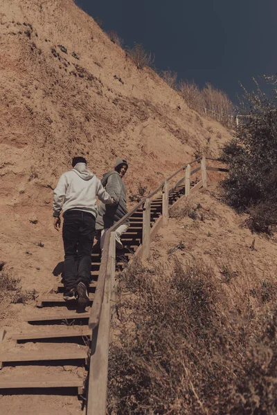 Homme et femme montent ensemble les escaliers au bord de la mer — Photo