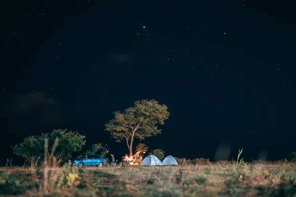 五名旅客在傍晚的天空背景下在海滨休息. — 图库照片