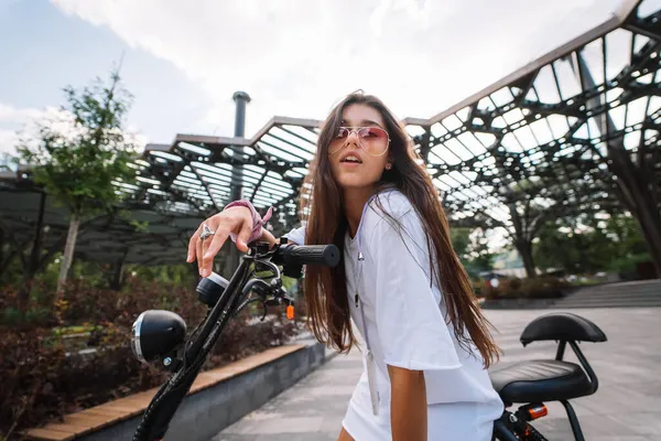 Jovem mulher bonita e uma scooter elétrico, transporte ecológico — Fotografia de Stock