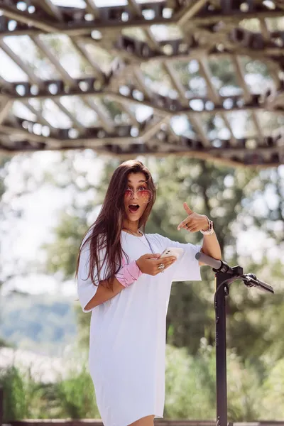 Joven hermosa mujer se ve sorprendida en el parque — Foto de Stock