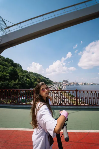 Jeune belle femme et un scooter électrique, transport écologique — Photo